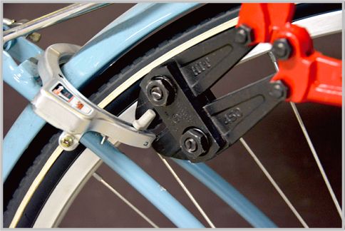 自転車の鍵はボルトカッターで簡単に切断できる