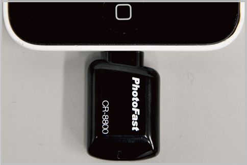 iPhoneの容量不足を解消するSDカードリーダー