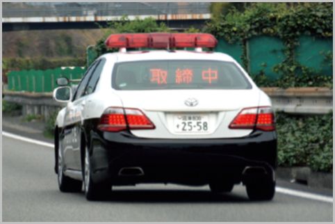 赤色灯が直で載ってる白黒パトカーは何が違う?