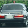 覆面パトカーは大型トラックの前で身を潜める