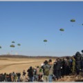 パラシュート部隊が空に舞う年始の降下訓練始め