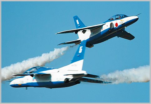 会場内から悲鳴が上がるブルーインパルスの課目