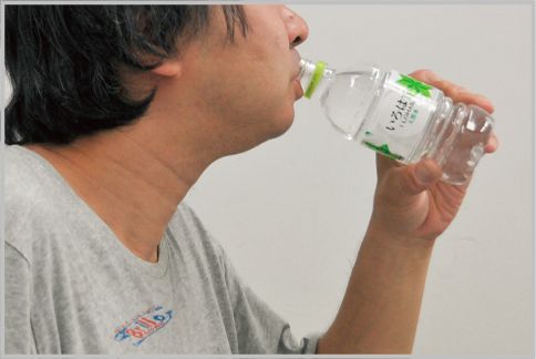 口臭予防には唾液の原料になる水をよく飲むべし