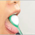 舌ブラシで舌苔（ぜったい）を掃除して口臭予防