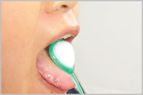 舌ブラシで舌苔（ぜったい）を掃除して口臭予防