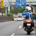 白バイがクルマの死角から追尾する神業テクとは