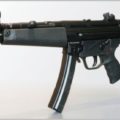 警察の特殊部隊「SAT」は短機関銃も装備する