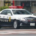 パトカーは同じ車種でも赤色灯の載せ方で大違い