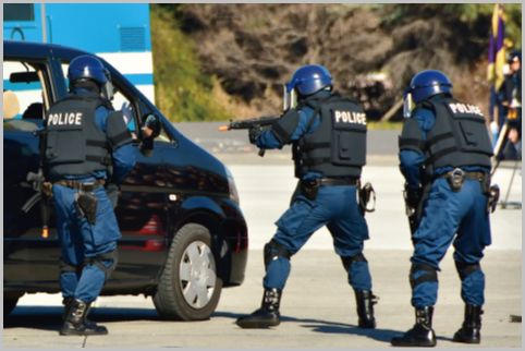 短機関銃まで装備している警察の特殊部隊とは？