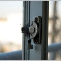 空き巣は窓のクレセント錠を「カギ」と思わない
