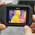胸ポケットに収まるスマホサイズの赤外線カメラ