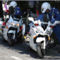 白バイが2台1組で走行しているのは新人教育中
