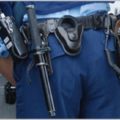 警察官の装備は左利きも拳銃が右腰で警棒は左腰