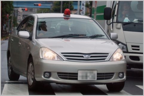 捜査用の覆面パトカーの中で交わされる会話とは