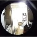 ドアの覗き穴から室内の安全をチェックする方法