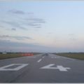 空港の滑走路に描かれた数字は方角を表していた