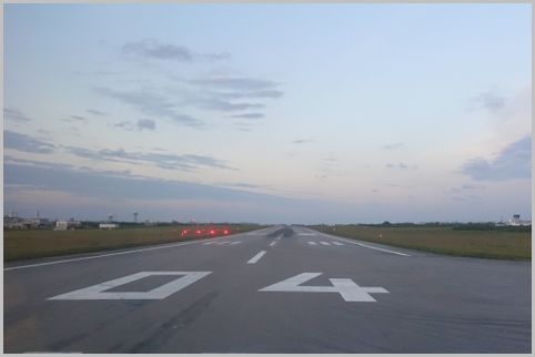 空港の滑走路に描かれた数字は方角を表していた