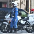 白バイ隊員が着用している青色の制服はいくら?