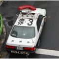 パトカーの赤色回転灯はなぜブーメラン型なのか