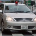 覆面パトカーでもマグネット式の赤色灯は刑事用
