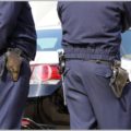 警察官の装備品「右が拳銃で左が警棒」が決まり