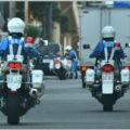 2台1組で走行する白バイは取り締まりの特訓中