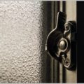 窓の「クレセント錠」をカギと思うのは大間違い