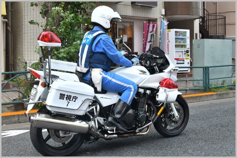 白バイ隊員は拳銃や手錠をどこに装備して走る?