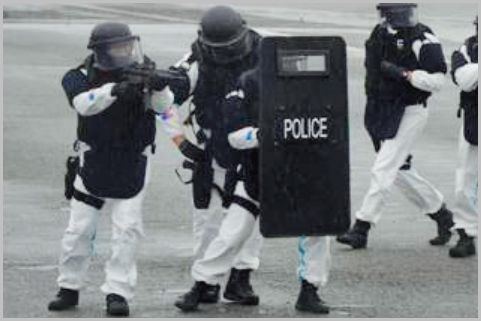 主力銃器「短機関銃」という警察の特殊部隊は?