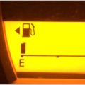 車の給油口が左右どちらか燃料計で確認する方法