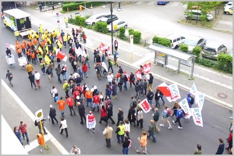 デモや集会に紛れている「公安警察」の見分け方