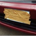 ナンバーが見えない車両の駐車違反はどうなる?