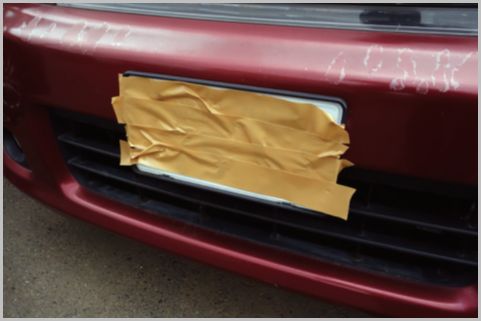 ナンバーが見えない車両の駐車違反はどうなる?