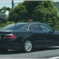 覆面パトカーを後方から見分けるポイントは○○