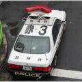パトカー赤色回転灯がブーメラン型になった理由