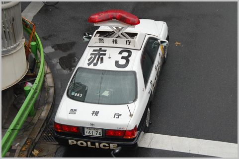 パトカー赤色回転灯がブーメラン型になった理由