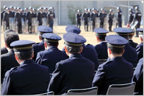 警察官の階級を制服の後ろ姿から見分ける方法 Starthome