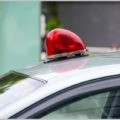 刑事が使う覆面パトカー内で交わされる会話とは