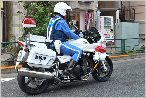 白バイ隊員も左腰に警棒と右腰に拳銃を装備する