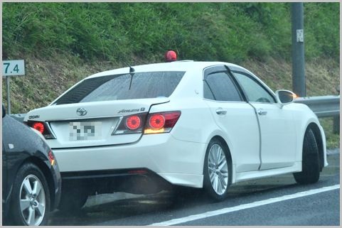 高速道路で取り締まり中の覆面パトカー内の会話