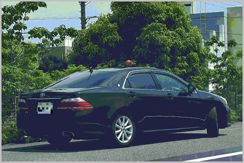 覆面パトカーを後方から見分ける9つのポイント