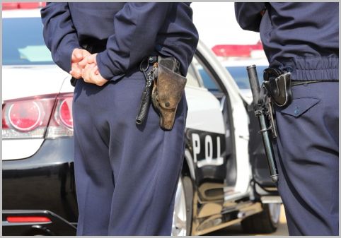 警察官が警棒を左腰に装着するのには理由がある