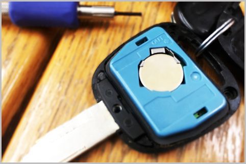 車のスマートキーの電池切れはどう対処すべき？