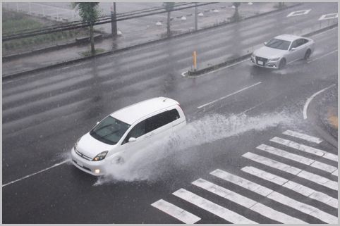 雨の日に歩行者に泥を書けてしまうと交通違反？