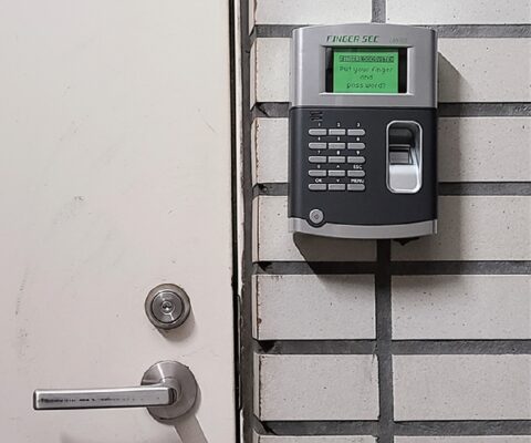 ダミー指紋認証システムがドアの防犯対策に有効