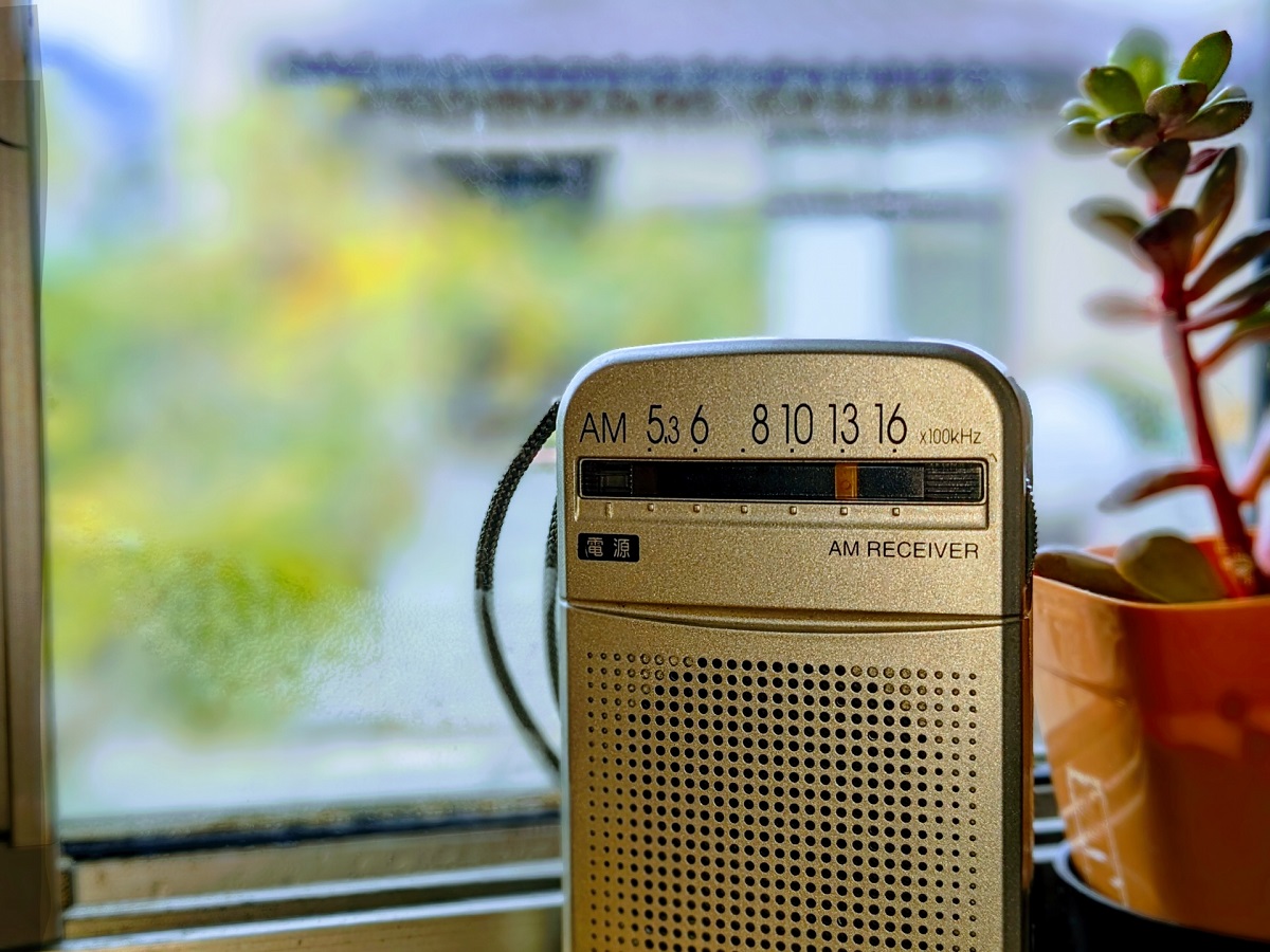 ラジオを窓ぎわで聞くとき窓は開ける？閉める？