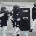 警察の特殊部隊「SAT」は短機関銃も装備する