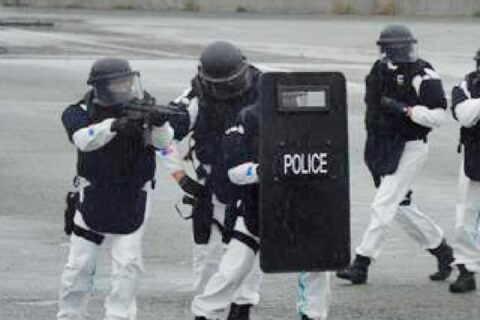 警察の特殊部隊「SAT」は短機関銃も装備する