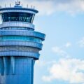 管制塔はあっても中が無人の空港が増えている？