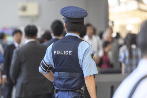 職務質問で「拳銃を見せて」お願いした反応は？